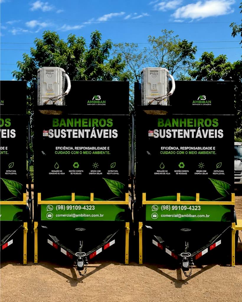 Quatro banheiros móveis da Ambiban alinhados no pátio, prontos para entrega
