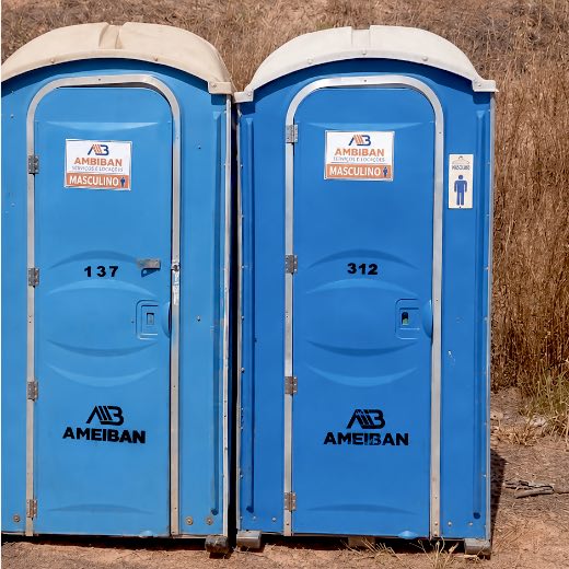Duas cabines químicas da Ambiban com identificação masculina e numeração