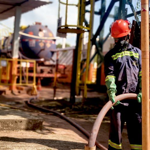 Operador da Ambiban com equipamento de proteção durante a sucção