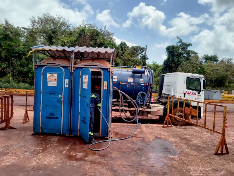 Caminhão de sucção da Ambiban em atendimento, com operador higienizando as cabines